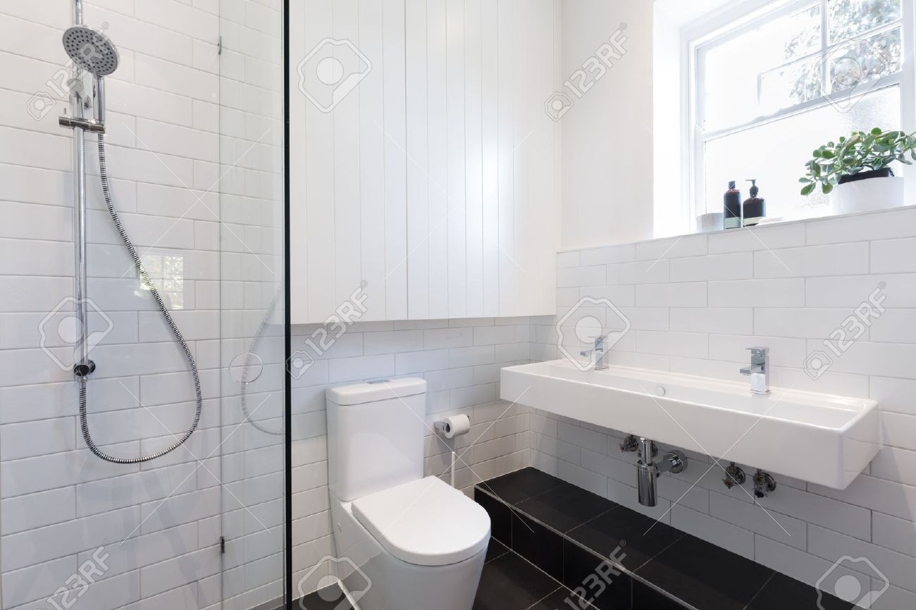 Kleines Privates Bad Mit Weißen Fliesen In Einem Backstein-Muster throughout Badezimmer Fliesen Lagerhaus